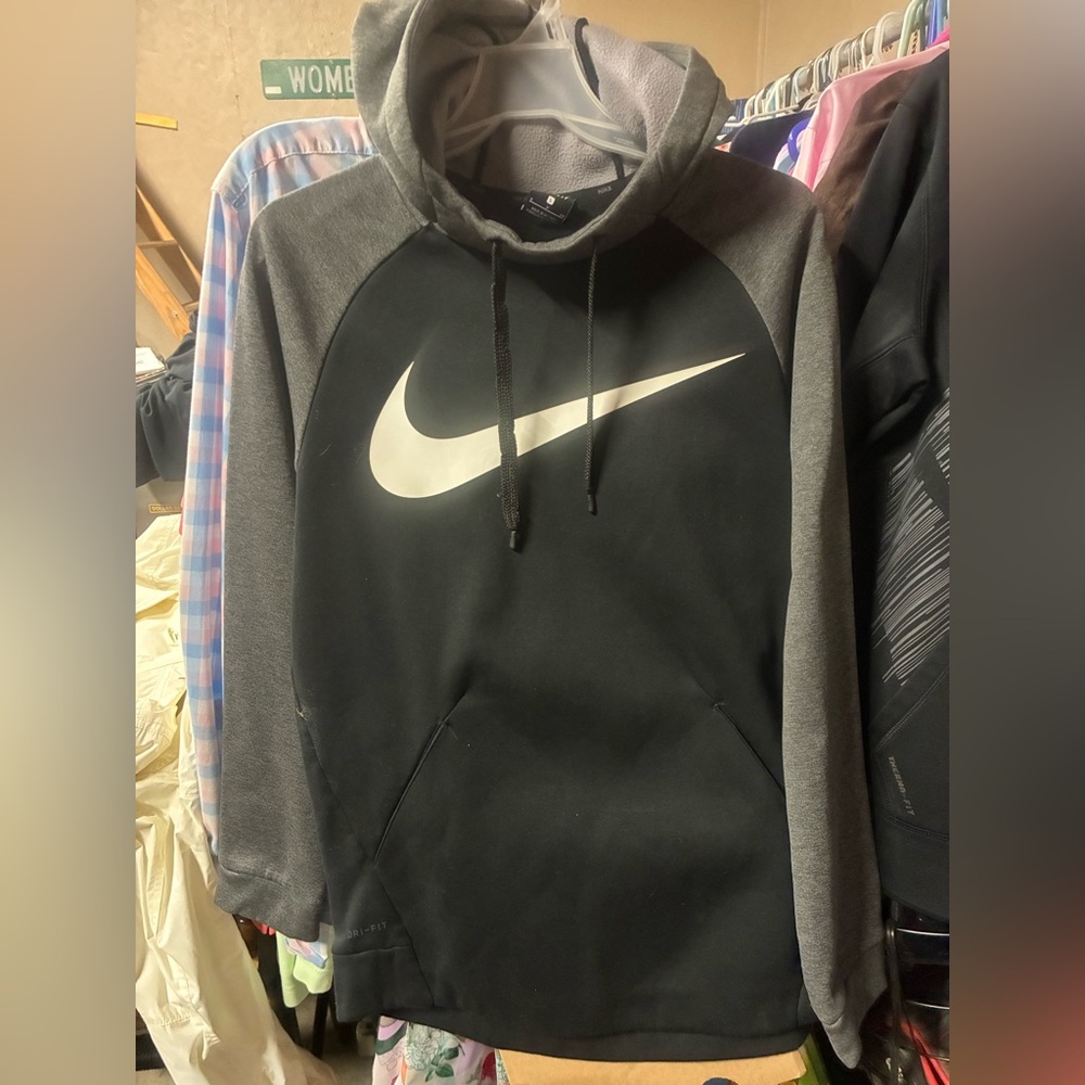 2 days Nike Men's Black and Gray Pullover Hoodie